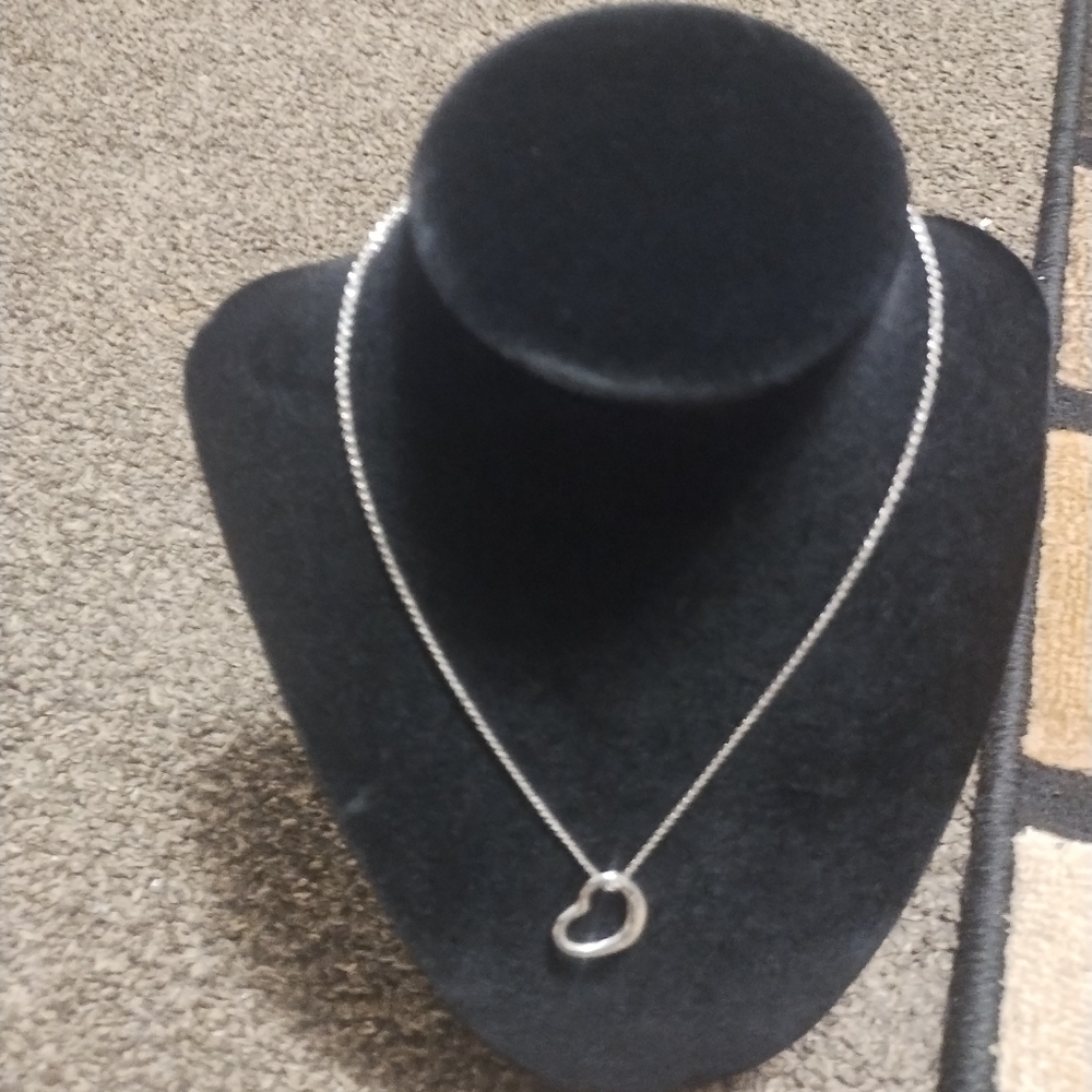 Tiffany & Co. Silver Heart Necklace with pouch and box - Picture 6 of 9